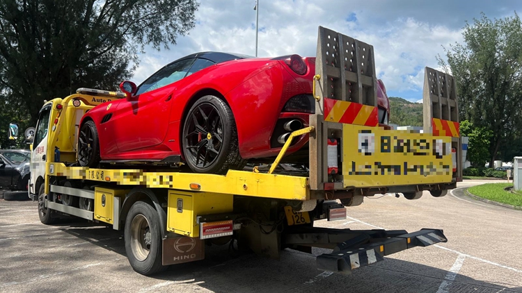 私家車屯門公路超速兩倍行駛 警拘停牌司機 涉5宗罪