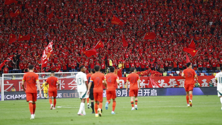 11人踢10人 多個領先下連失兩球 中國男足主場1:2不敵沙特