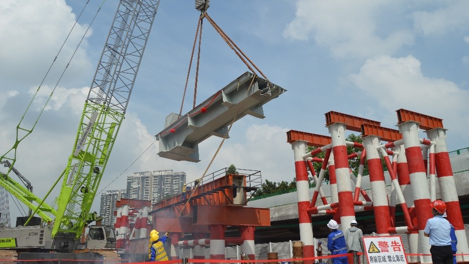 廣湛高鐵珠江四線特大橋鋼桁梁首架成功