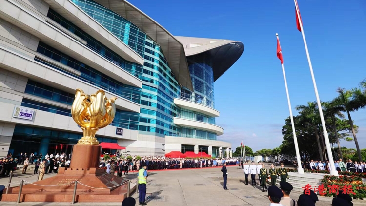 賀國慶75周年 青少年制服團體金紫荊廣場舉行升旗典禮