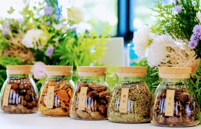 天然草本結合自然科技 自然堂引領「0油感蓬鬆秀髮時代」