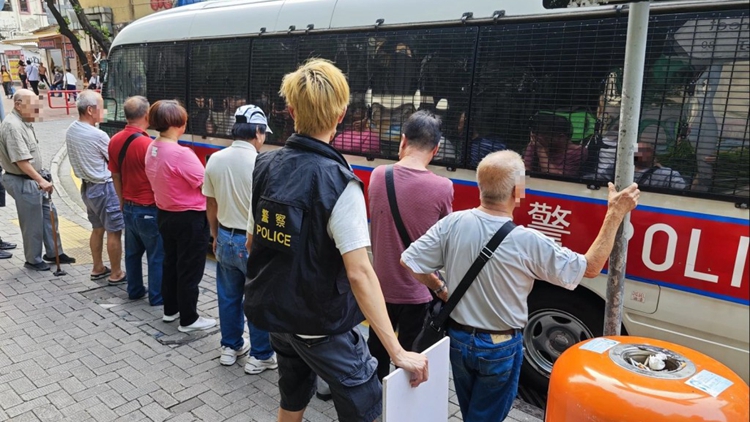 警方荃灣打擊非法街頭賭博 拘捕8人