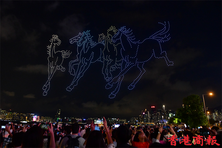 圖集 | 灣仔海濱無人機表演 呈現徐悲鴻藝術作品