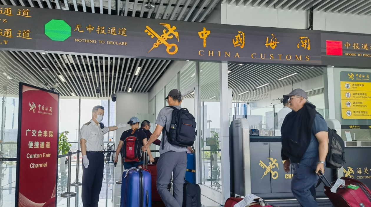 國慶假期跨境旅遊熱 廣州白雲機場進出境客流增超四成
