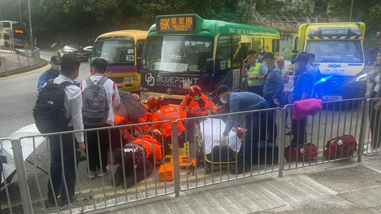 沙田火炭穗禾路一女子遭專線小巴撞倒 頭部重創昏迷送院