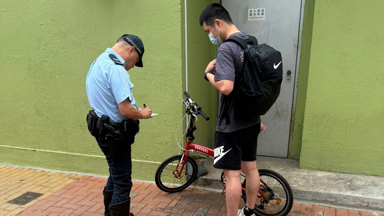 警方荃灣打擊違泊及單車相關罪行 發919張罰單 拖走3車