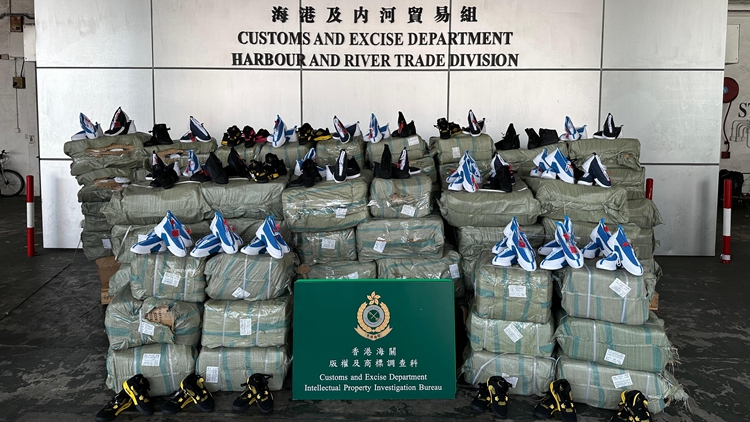 海關屯門碼頭檢獲7.47萬件懷疑冒牌貨物 市值1490萬元