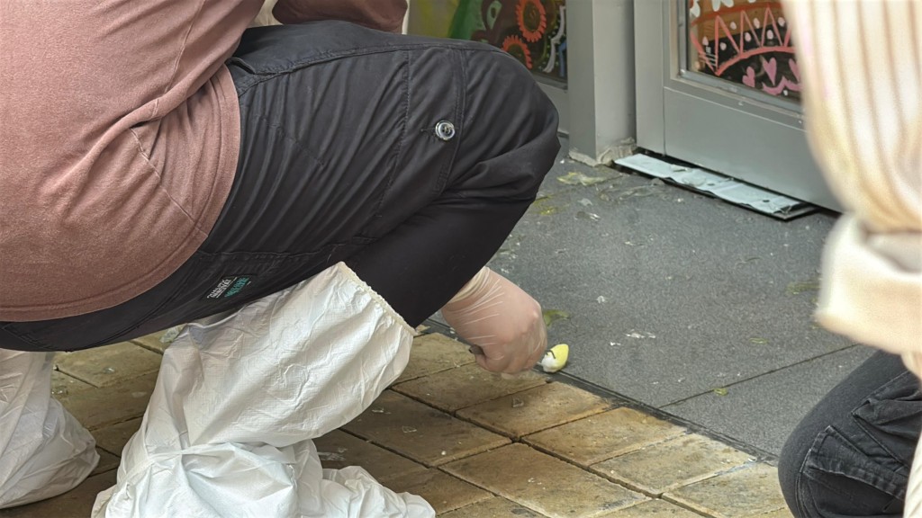 水泉澳邨幼稚園被掟不明液體玻璃樽