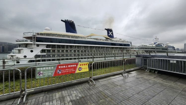 「名人極致號」郵輪訪港 法國遊客到尖沙咀消費購買衣服