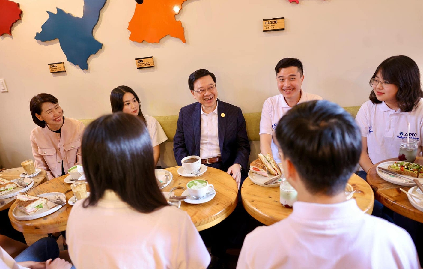 李家超與參加「APEC未來之聲計劃」香港青年代表見面