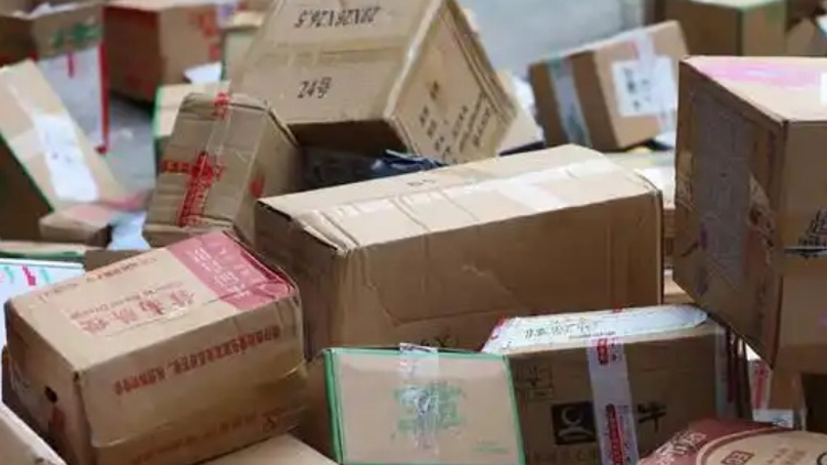 中國快遞年業務量首次突破1500億件