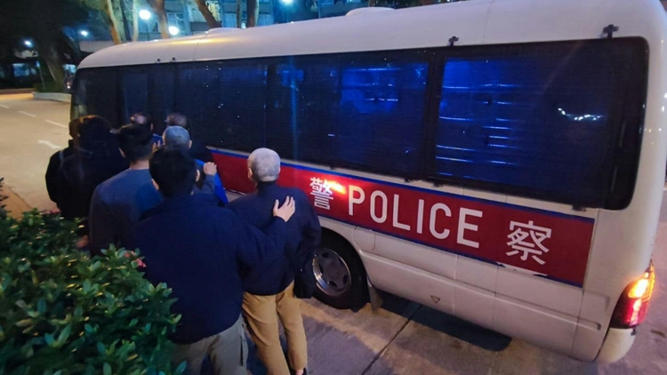 警方聯同房屋署沙田打擊街頭賭聚 拘捕12人