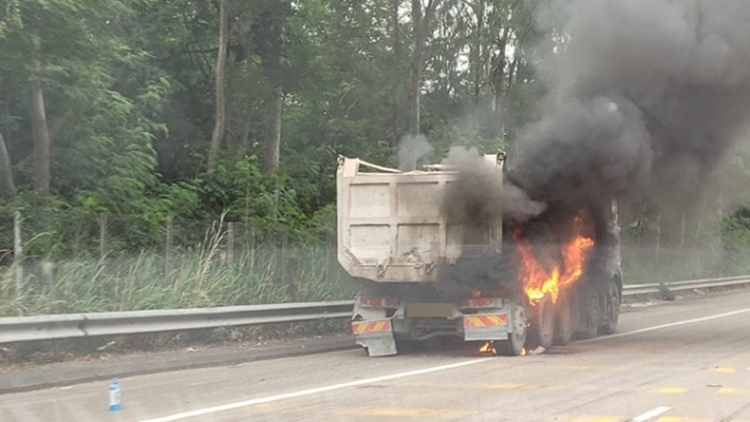 屯門龍富路一輛泥頭車突起火 消防開喉救熄