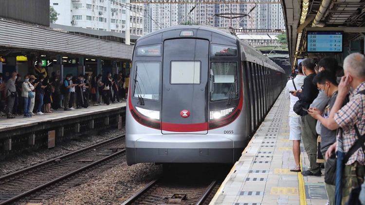 港鐵合資格單身全職員工可提名1名親友免費乘車 下月起實施