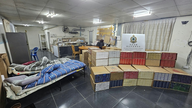 落馬洲鐵皮場變私煙倉 海關拘2內地男 檢值281萬元香煙