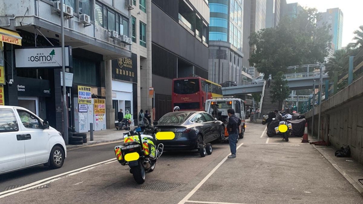 警方灣仔打擊交通違例 發出606張告票 涉嫌違例泊車等
