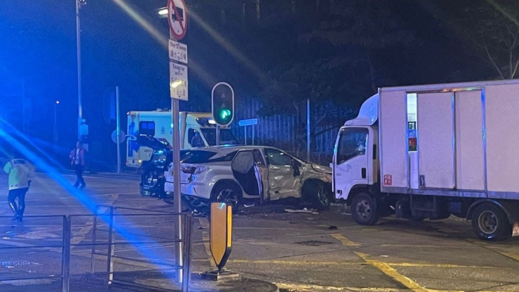 西貢新清水灣道3車相撞 4男4女受傷送院救治