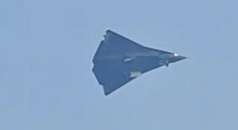 中國兩款新戰機同日首飛 造型炫酷被認為是六代機