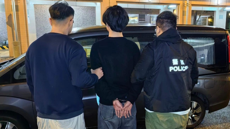 警方將軍澳截查可疑私家車 25歲男司機反抗被制服