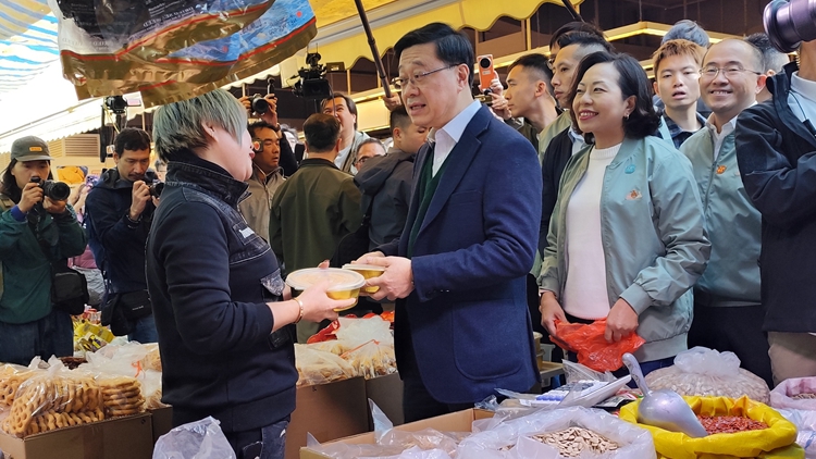 李家超聯同麥美娟率關愛隊落區 探訪何文田愛民邨獨居長者及商戶