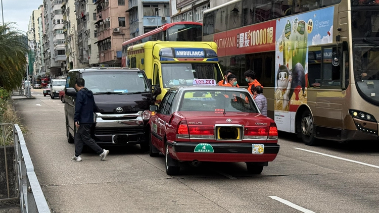 疑血糖低感不適 七旬的士司機失控闖逆線撞客貨車
