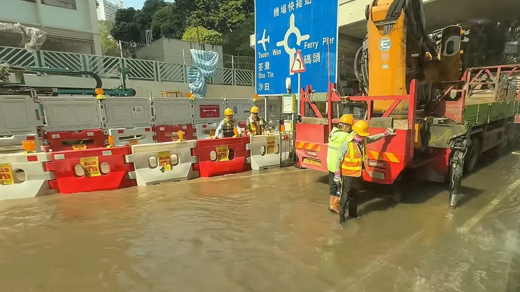 青衣警署對出爆水管 水務署派員搶修