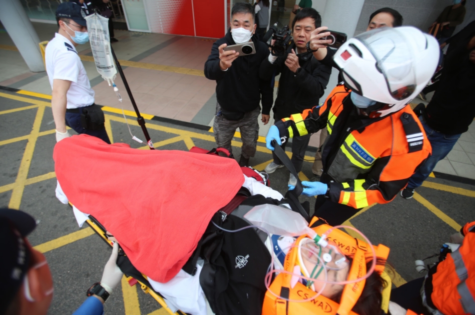 長沙灣私家車失控剷安全島 兩女學生受傷送院