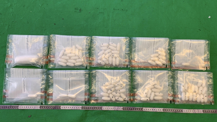 海關機場拘捕2名旅客 涉體內藏約890克懷疑可卡因