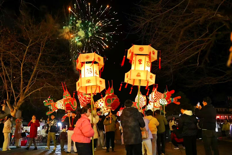 皖黟縣宏村鎮：魚燈巡遊鬧元宵 