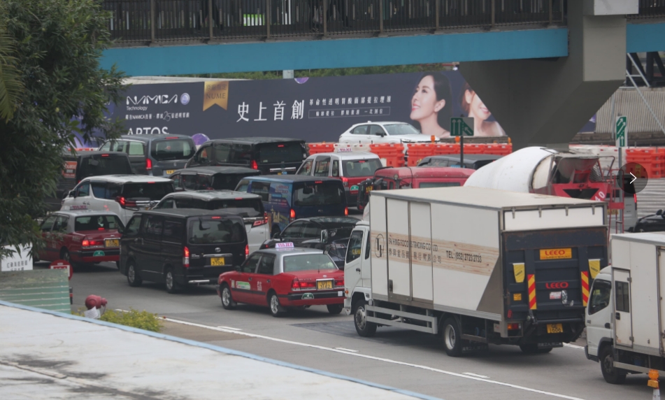 紅隧Tesla遭石屎擊中 管道快線緊急封閉維修