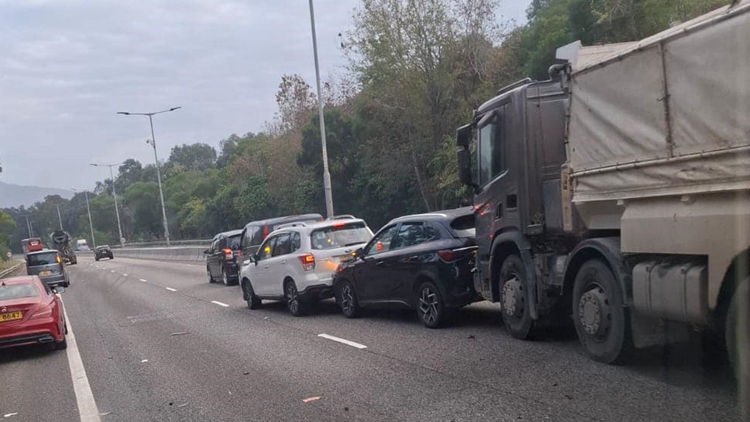 元朗公路近十八鄉交匯處7車相撞 九巴及龍運途經路線班次或延誤