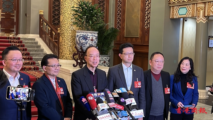 港區人大代表抵京 馬逢國擔任香港代表團團長 吳秋北陳勇任副團長