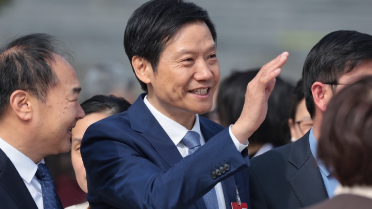 人大代表雷軍現身大會堂　關注AI換臉立法