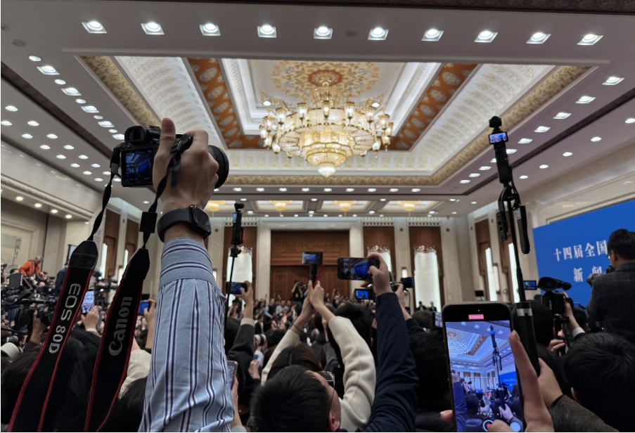 兩會觀察｜AI普惠化時代的記者：我們不會被取代