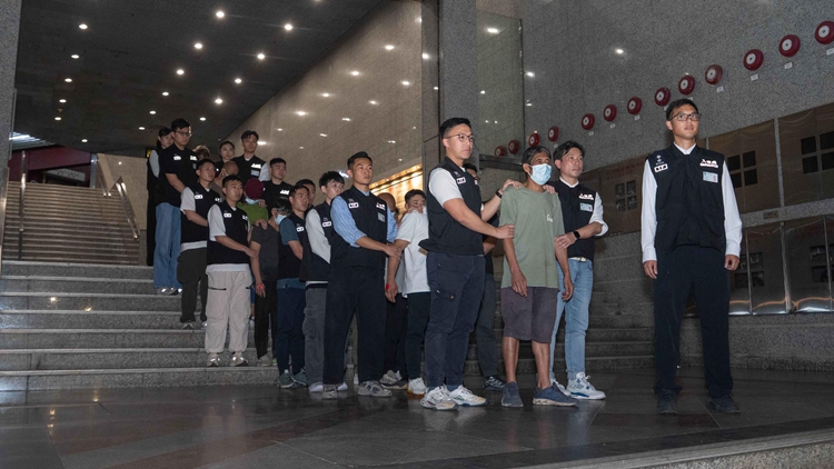 入境處葵涌打擊非法勞工 拘捕8名黑工及1名僱主