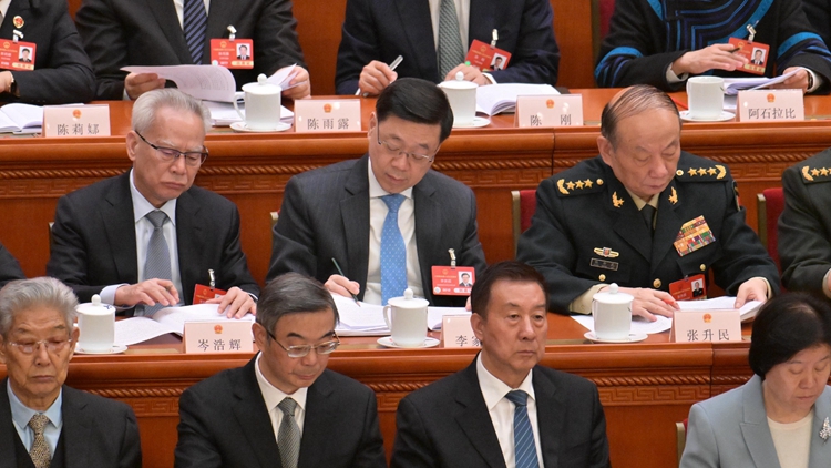 李家超列席十四屆全國人大三次會議開幕會：團結社會各界進一步全面深化改革