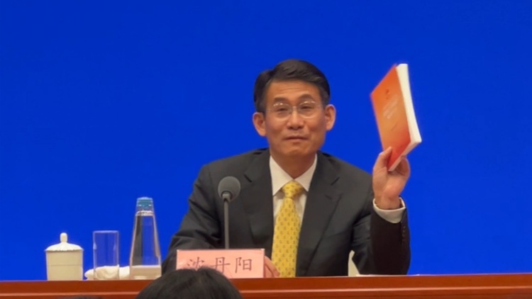 政府工作報告中的政策舉措如何落實？國研室主任吹風會上攜解讀「樣書」求關注