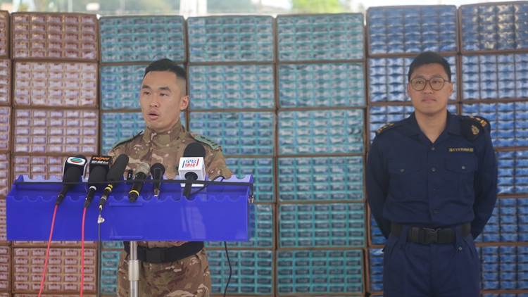 水警聯同海關南丫島附近水域截查走私漁船 檢值4900萬元私煙 拘4男