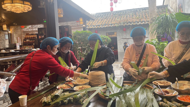 海膽粽里綻芳華 非遺薪火系同心 深圳大鵬港澳台僑女同胞共慶三八婦女節