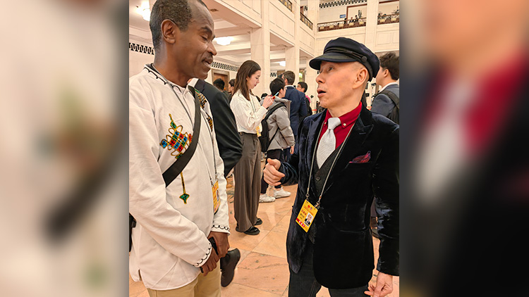 【港眼看兩會】花絮：港商記者與外國記者相談甚歡