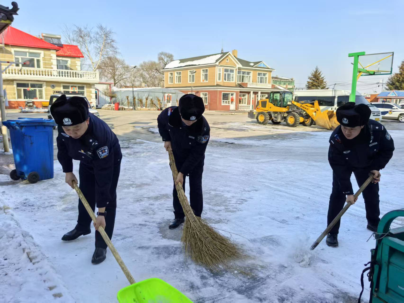 黑龍江巴彥縣公安局開展「學雷鋒，獻愛心，溫暖公寓老人」志願服務活動