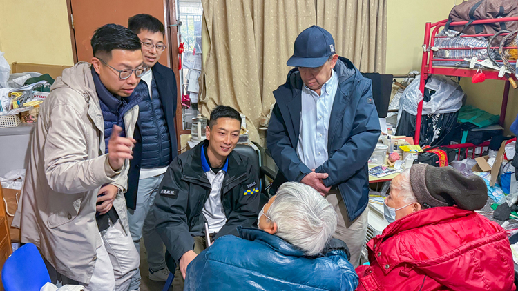 警方聯同關愛隊家訪老友記 宣揚道路安全信息