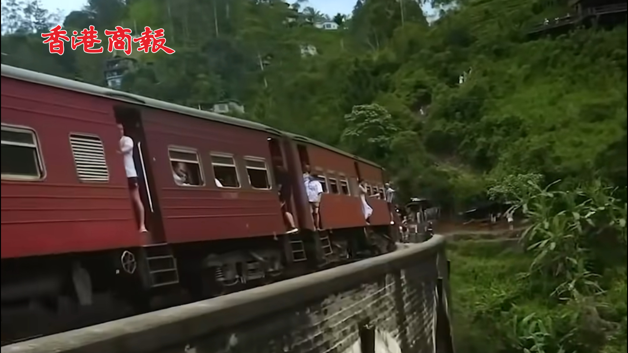 有片丨痛心！中國女遊客在斯里蘭卡火車上探身墜落傷勢嚴重
