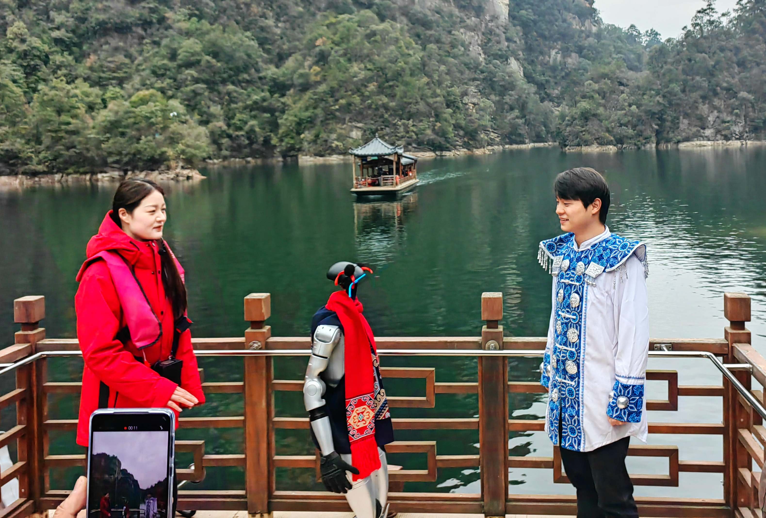 科技之光閃耀奇山異水 張家界景區首現「機械人」