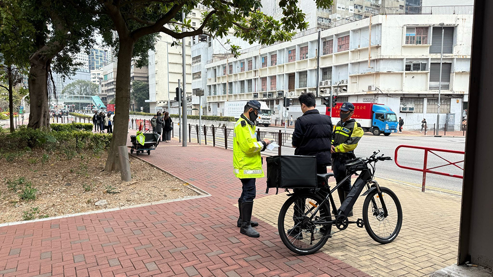 警方荃灣打擊交通違例 拘兩人發近800張告票