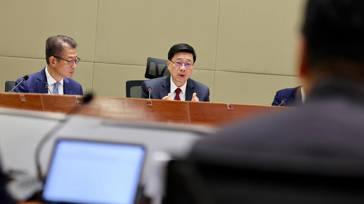 李家超與高官分享全國兩會精神 強調今年是香港全力拼經濟、謀發展關鍵時期