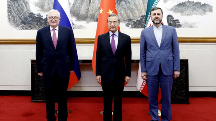 王毅會見伊朗核問題中俄伊北京會晤外方代表