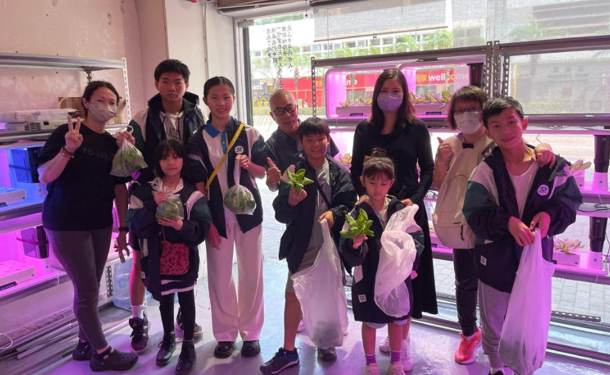 少訊會員體驗水耕種植 親歷菜苗茁壯成長