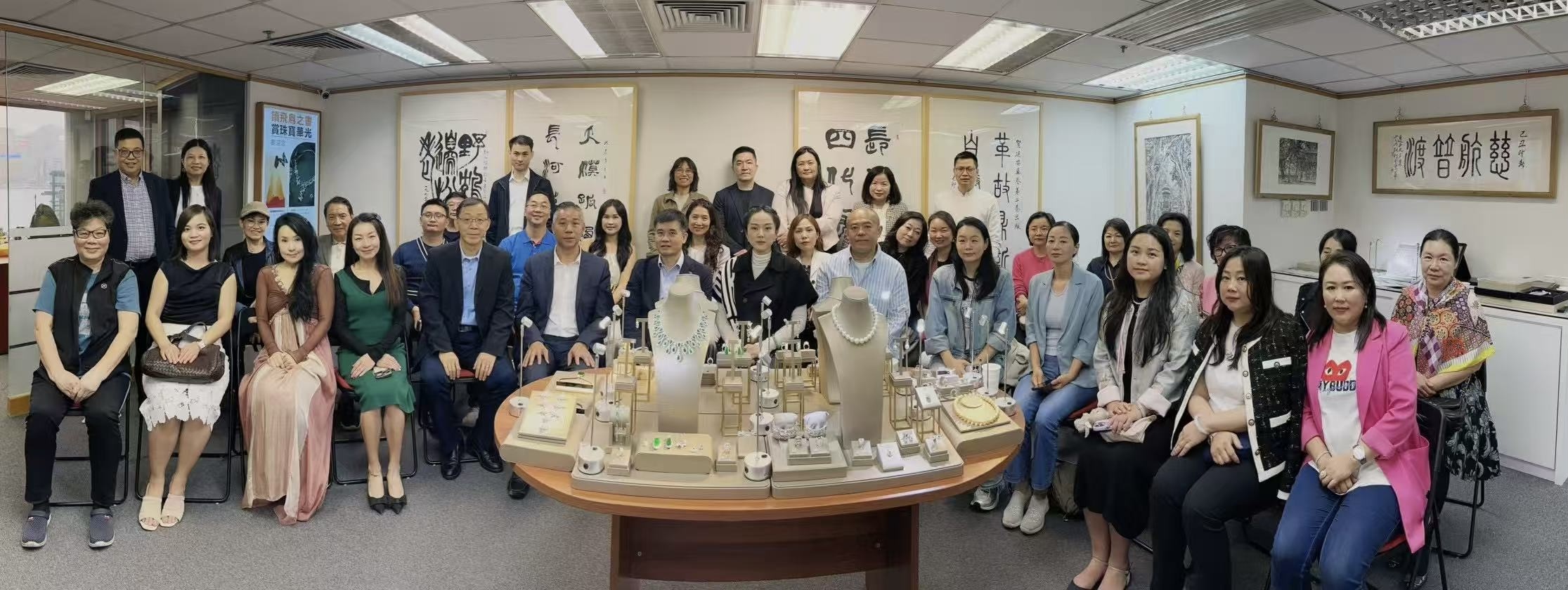 讀好書 賞珠寶 領略藝術魅力