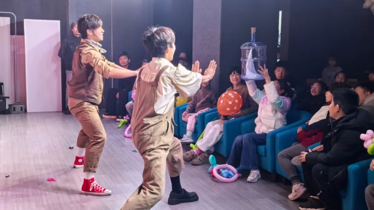 皖屯溪河街：「小丑嘉年華」精彩上演